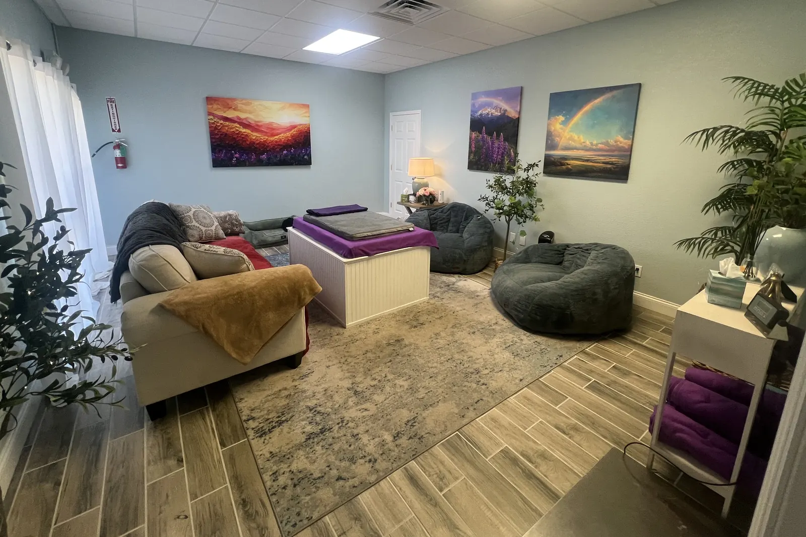 The Farewell Room at Pet Passages Largo, with a sofa and soft chairs for the family